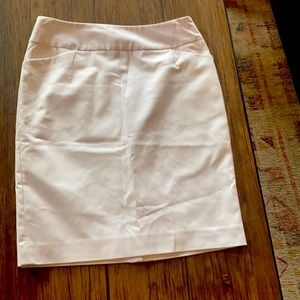 White pencil skirt with pockets at hip